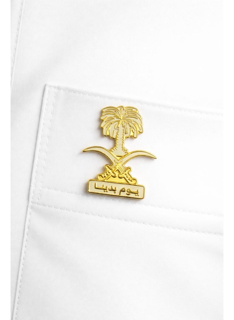 Sasha Saudi Founding Day Gold Lapel Brooch Pin – Palm Tree & Crossed Swords Emblem for Thobe Front Pocket - Image 2